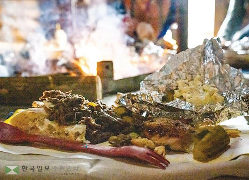 핀란드 라플란드 사미족의 전통 빵 가코 위에 포론캐리스튀스(순록 조림)를 얹어 낸 음식.