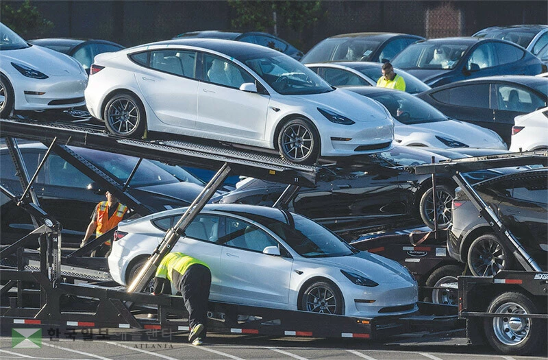  오는 30일 정부의 전기차 세액공제 혜택이 종료되면서, 전기차 제조업체와 딜러 매장 등 자동차 업계에서 파격적인 할인·금융 인센티브를 제시하며 소비자들을 불러 모으고 있다. 딜러에 인도되는 테슬라 차량들. [로이터]