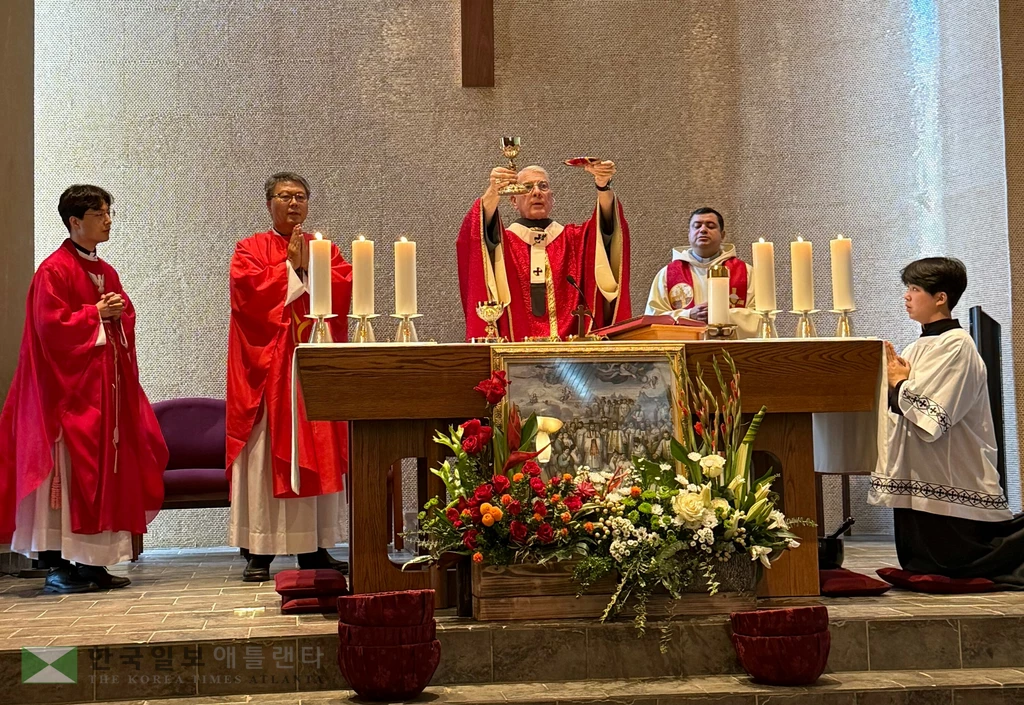 그레고리 존 하트메이어 애틀랜타 대주교가 미사를 집전하고 입다.