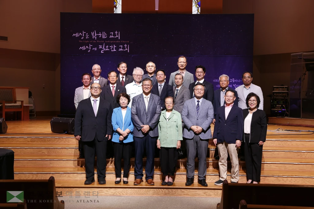 애틀랜타 한인교회협의회는 25일 아틀란타 연합장로교회에서 2025 복음화대회 발대식 및 준비기도회를 갖고 대회의 성공적 개최를 다짐했다. 기도회 후 함께한 참석자들.