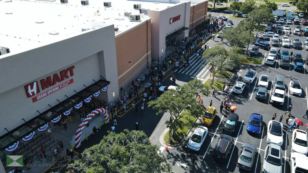 H마트 올랜도점 공식 개점일인 25일 오전 수많은 인파가 입장을 기다리며 줄을 서있다.