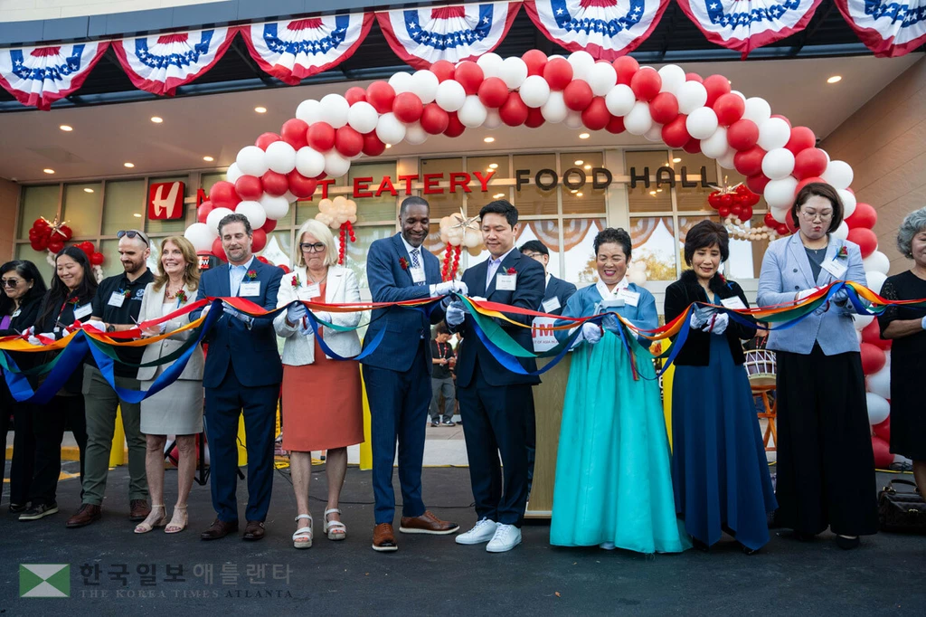 H 마트가 25일 폴로리다주 첫 매장인 올랜도 매장을 그랜드 오픈했다. 브라이언 권(오른쪽에서 네 번째) H 마트 사장이 지역사회 인사들과 오픈을 기념하는 테입 커팅을 하고 있다. [H 마트 제공]