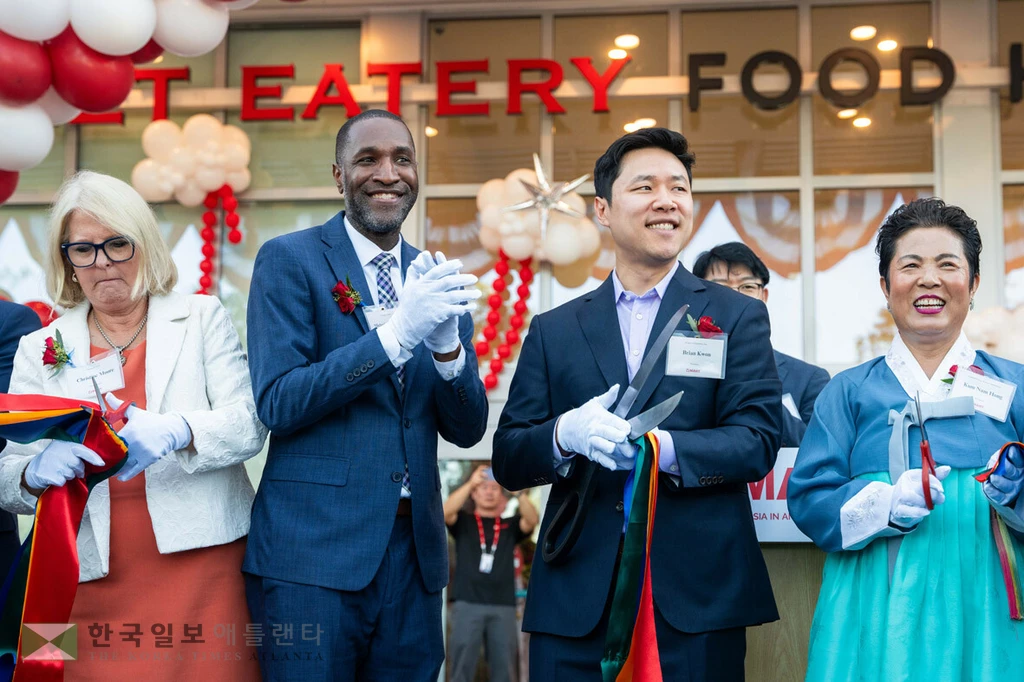 오렌지 카운티 6구 행정위원 마이크 스캇(Mike Scott)과 H마트 브라이언 권 사장.