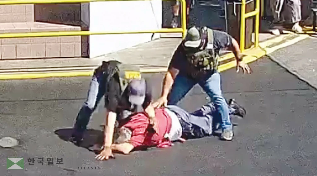 이민 단속 요원들이 시민권자인 79세 업주를 무력으로 제압하는 장면. < KTLA>