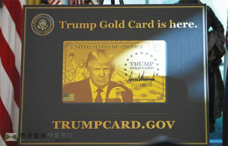  지난 19일 도널드 트럼프 대통령 집무실 회견에서 전시된 골드카드 모습. [로이터]