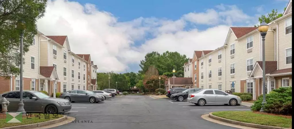 귀넷 정부가 부지 매입 완료 후 12월에 공공임대주택 전환 공사를 시작하게 되는 피치트리 코너스 소재 익스텐디드 스테이 호탤.<사진=질로우 닷컴 캡쳐>