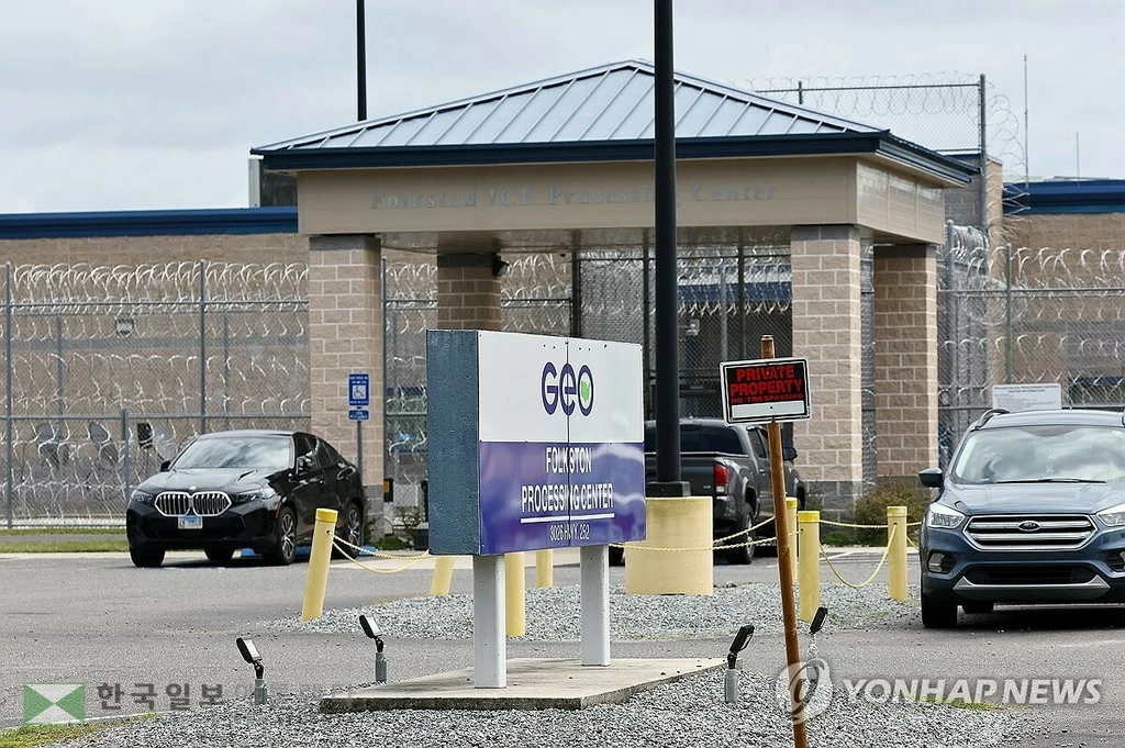  9월9일 미국 당국의 이민 단속으로 체포된 현대차-LG엔솔 배터리공장 건설 현장 직원들이 수감돼 있는 조지아주 포크스턴의 이민세관단속국(ICE) 구금시설 모습. [연합뉴스 자료사진] 