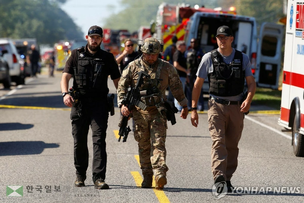 28일 미시간주 총격 사건 현장 주변에 배치된 요원들[그랜드블랑 로이터=연합뉴스. 재판매 및 DB 금지]
