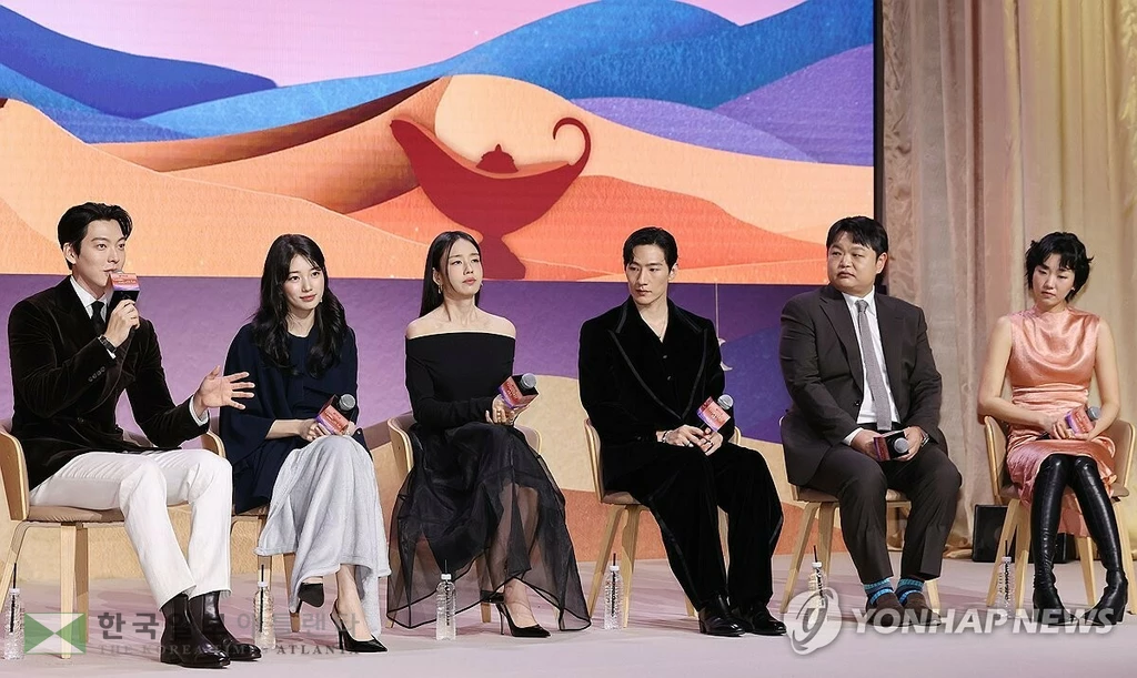 배우 김우빈이 29일 서울 강남구 조선팰리스호텔에서 열린 넷플릭스 시리즈 '다 이루어질지니' 제작보고회에서 인사말을 하고 있다.(서울=연합뉴스)