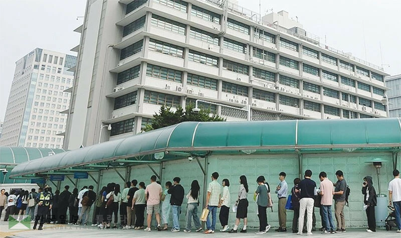  서울 주한 미국대사관 앞의 비자 신청 행렬. [연합]