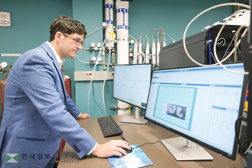 세인트루이스 워싱턴대의 생화학자 게리 패티 교수가 자신의 연구실에서 연구 데이터를 살펴보고 있다.
<Michael Thomas/For The Washington Post>