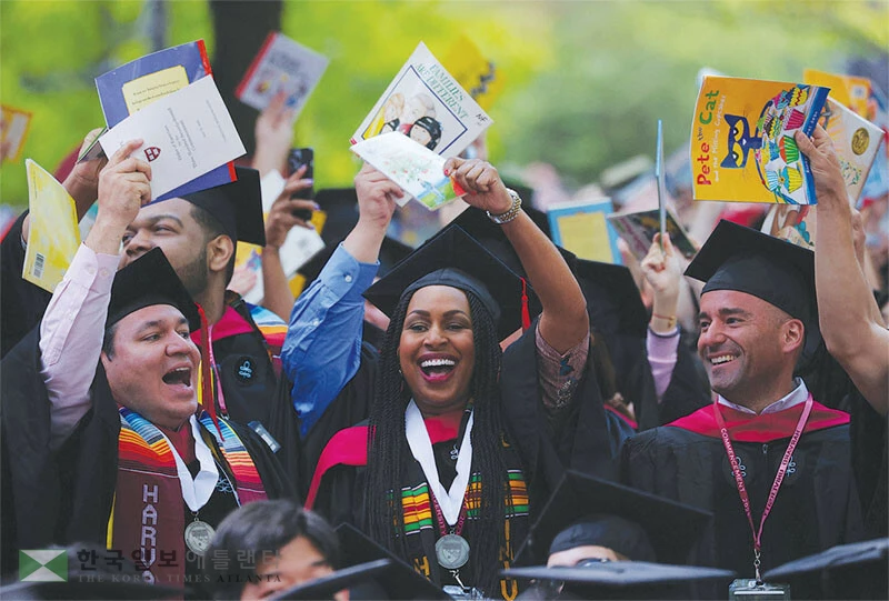  학자금 대출을 조기 상환하면 다양한 탕감 프로그램과 세액 공제 혜택 등을 잃을 수 있다. 사진은 조 바이든 전 대통령이 재임 시절 학자금 대출 탕감 프로그램을 발표하는 모습. [로이터]