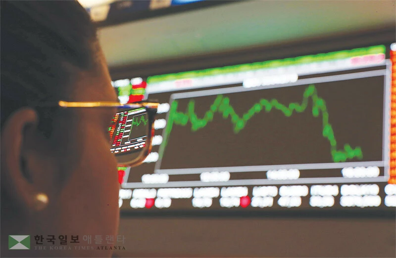  증시 급등 덕분에 은퇴연금 계좌 부자가 급증했다. 재정전문가들은 이른바 401(k) 백만장자가 되려면 자신의 투자 유형을 파악하고, 장기투자 전략을 고수하라고 조언한다. [로이터]