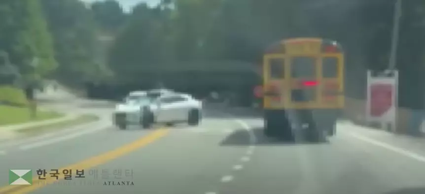 어린이들을 하차시키기 위해 정차 중인 스쿨버스를 불법으로 통과 중인 자율주행차량 웨이모.<사진=유튜브 동영상 캡쳐>