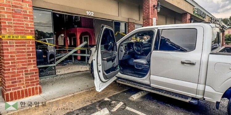 둘루스 H마트 앞 상가 멕시칸 식당에 지난 26일 트럭이 돌진하는 사고가 일어났다. <사진=둘루스 경찰서>