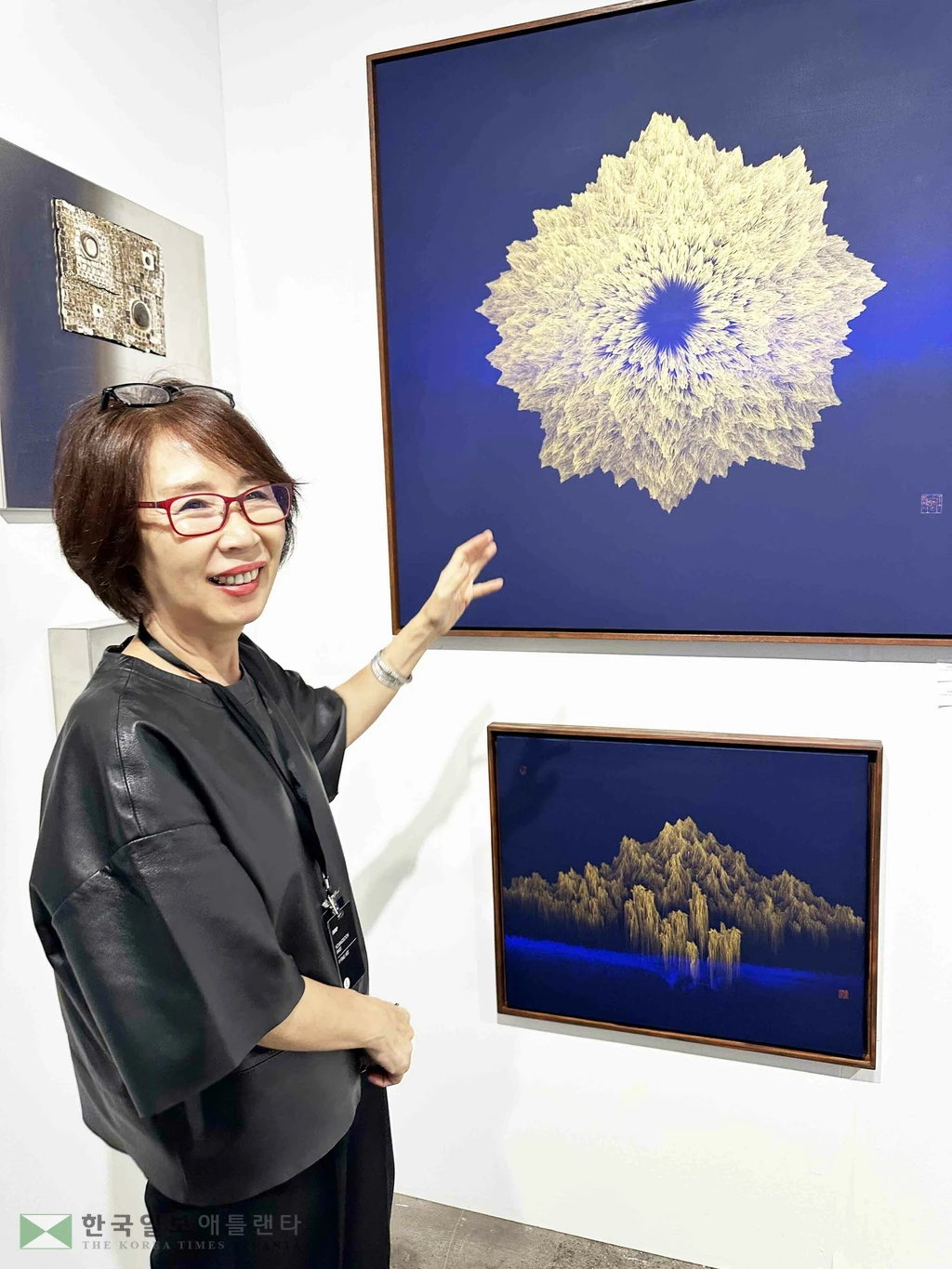 P Fines Art 갤러리 박영숙 대표가 전시된 작품에 대한 설명을 하고 있다.