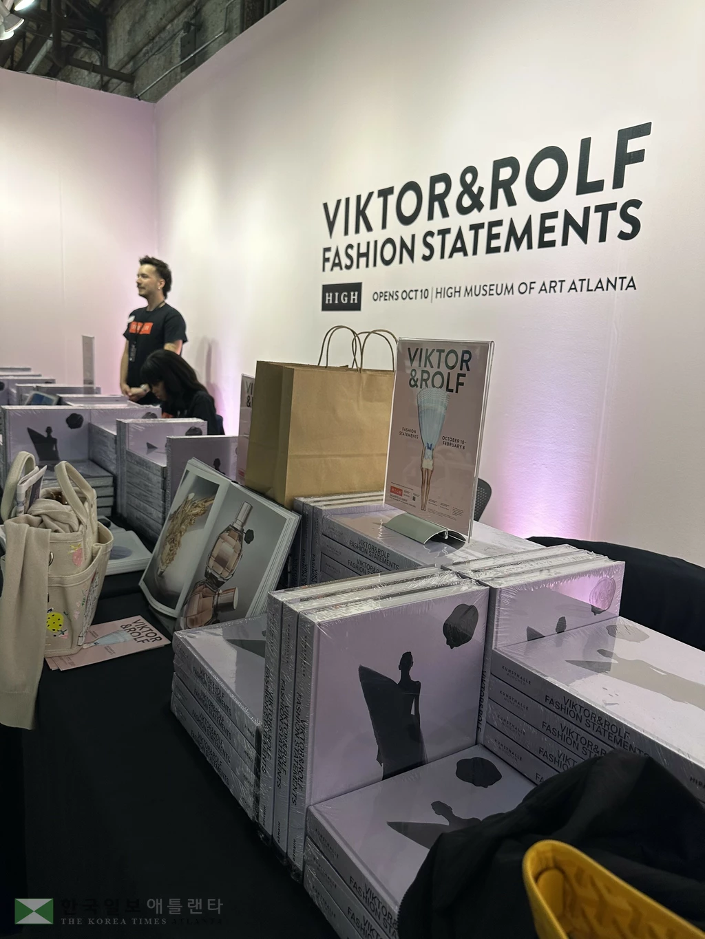 하이 미술관(High Museum of Art)관계자들이 나와 전시회를 홍보하고 있다. 