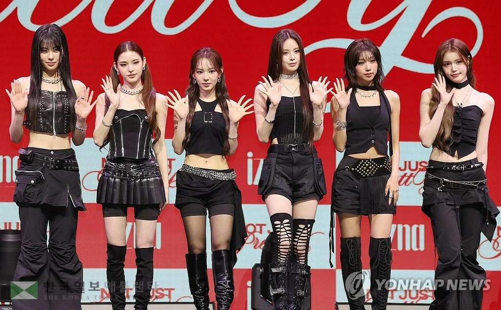 그룹 이즈나(izna)가 30일 서울 광진구 예스24라이브홀에서 열린 두 번째 미니앨범 '낫 저스트 프리티'(NOT JUST PRETTY) 언론 공개회에서 포즈를 취하고 있다. (서울=연합뉴스)