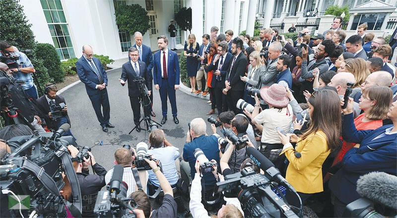  29일 백악관에 취재진이 몰려든 가운데 마이크 존슨 연방하원의장과 J.D. 밴스 부통령, 존 튠 연방상원 공화당 원내대표가 도널드 트럼프 대통령 및 민주당 지도부와의 회동 결과를 설명하고 있다. [로이터]