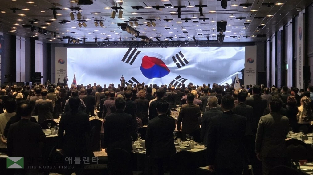 2025 세계한인회장대회 개막2025 세계한인회장대회 개막식에 참석한 전 세계 한인회장들이 국민의례를 하고 있다. [동포청 제공. 재판매 및 DB 금지]