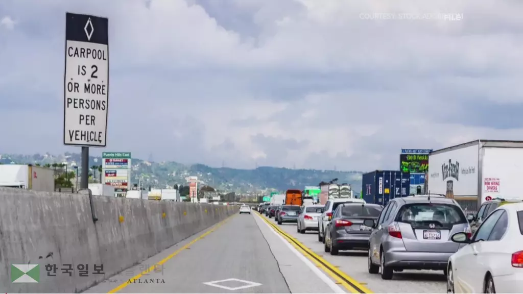 10월1일부터 전기차 등 대체연료 차량은 동승자 없이 다인승 차선을 운행할 경우 과태료가 부과된다.