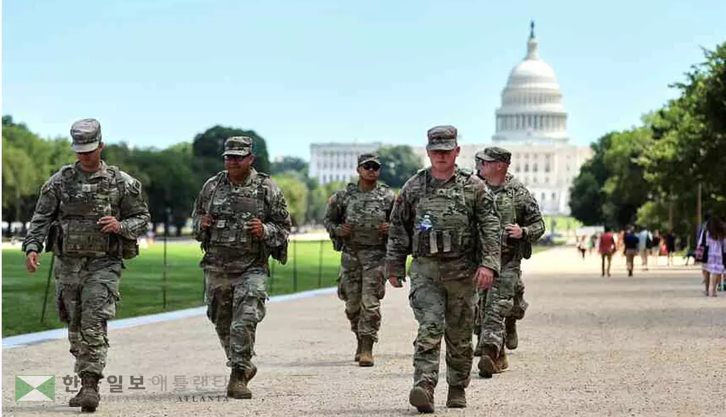 지난 8월 워싱턴 DC에 투입된 연방군이 의사당 앞 광장을 걷고 있다. <사진=조지아 공영방송>