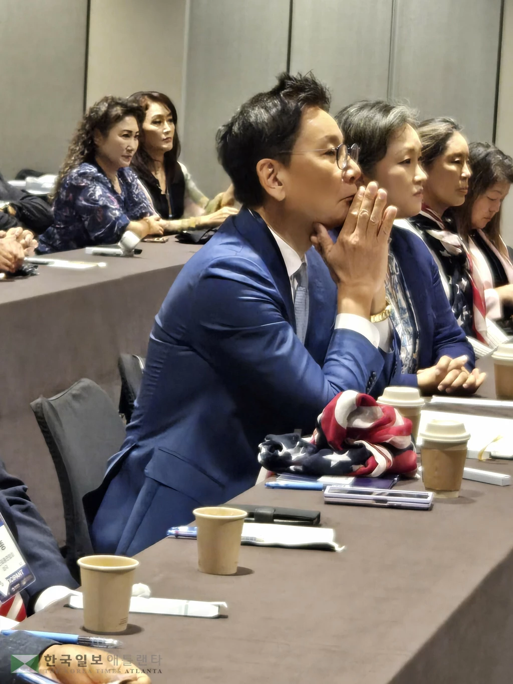 박은석 애틀랜타 한인회장이 미주총연 회원들과 함께 동포청과의 간담회에 참석해 발언을 경청하고 있다.