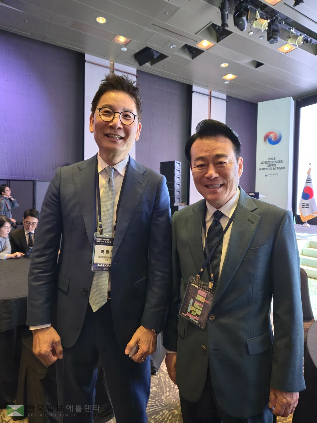 고상구 세계한인회총연합회장과 함께 한 박 회장.