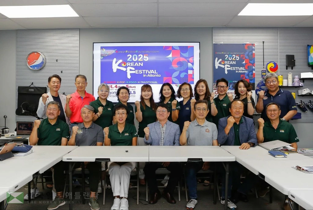 2025 코리안 페스티벌 준비 완료를 선언한 코리안페스티벌재단 관계자들이 29일 저녁 '파이팅'을 외치며 성공적 개최를 다짐했다.