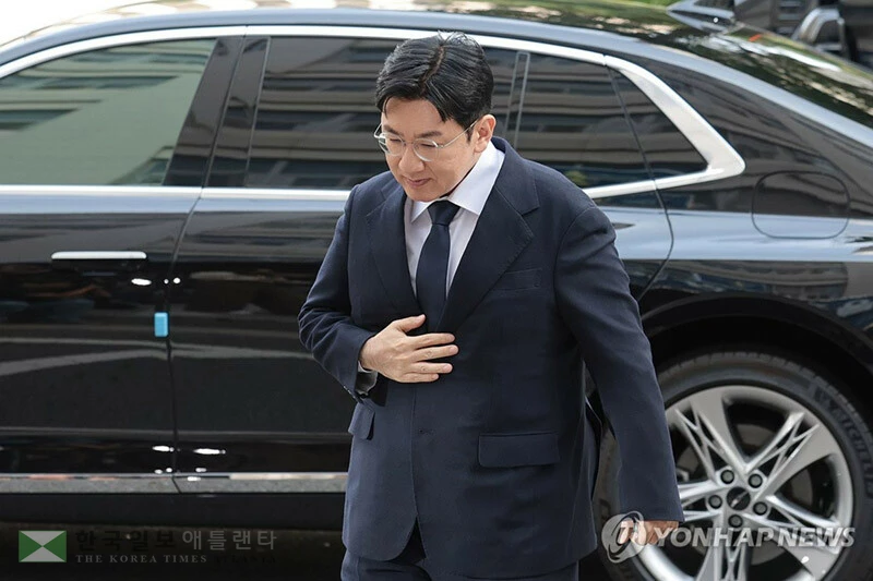 기업공개(IPO)를 앞두고 투자자들을 속여 지분을 팔게 한 의혹을 받는 방시혁 하이브 의장이 15일(한국시간) 서울 마포구 서울경찰청 금융범죄수사대에 피의자 신분으로 출석하고 있다. 2025.9.15 [연합]