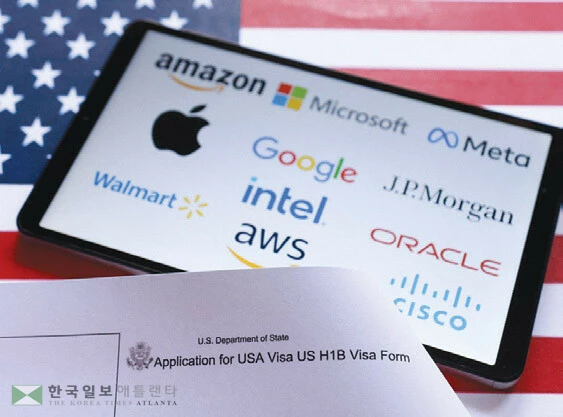  비자 신청서와 주요 IT 대기업 로고. [로이터]
