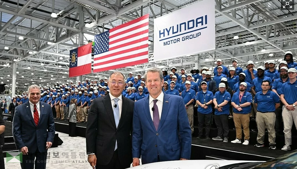 정의선 현대차그룹 회장이 지난 3월 26일 엘라벨에서 열린 메타플랜트 아메리카  준공식에서 아이오닉 5 차량에 기념 서명을 마친 후 브라이언 캠프 조지아 주지사와 기념 촬영하고 있다.<사진=연합=HMGMA 제공>