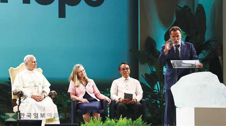  1일 이탈리아 카스텔 간돌포에서 개막된 기후 정의를 위한 희망 고취 컨퍼런스에서 레오 14세 교황(맨 왼쪽)이 아놀드 슈워제네거의 연설을 듣고 있다. [로이터]