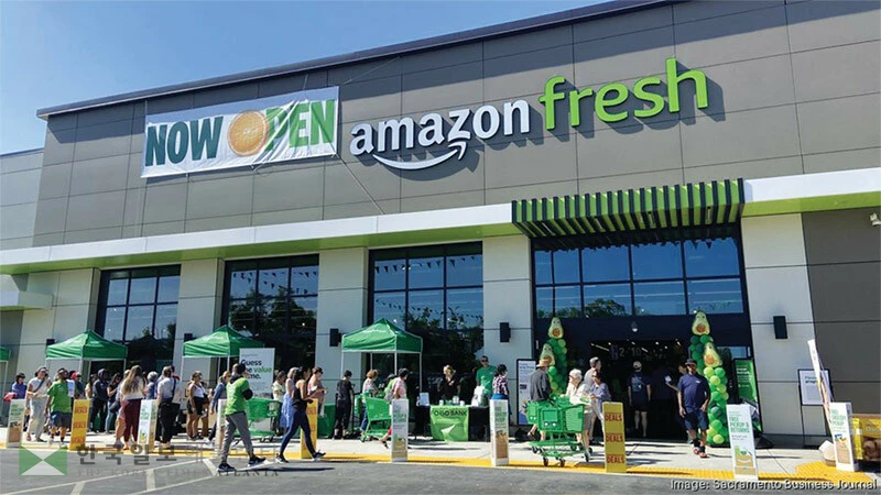 세계 최대 전자상거래 업체 아마존이 ‘가성비’를 추구하는 소비자를 위한 자체 저가 식료품 브랜드를 출시한다고 1일 밝혔다. ‘아마존 그로서리’라는 이름의 이 브랜드는 기존 식료품 브랜드인 ‘아마존 프레시’ 등을 확대한 것이다. 특히, 새 브랜드는 유제품과 신선 농산물, 육류 등을 포함하며 대부분의 가격이 5달러 미만으로 책정됐다. 이용자들은 온라인과 아마존 프레시 매장에서 이 브랜드 제품을 구매할 수 있게 된다. [로이터]