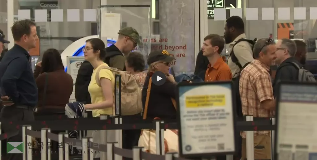 애틀랜타 하츠필드-잭슨 국제공항 2일 오전 모습.  TSA 요원과 항공관제사 정상근무에 따라 일단 정상 운영되고 있다, 하지만 셧다운이 장기화되면 운영차질이 예상된다.<사진=11얼라이브 뉴스>