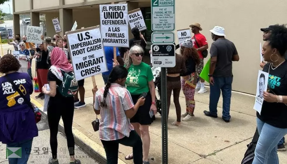 지난 6월 ICE 애틀랜타 지부 사무소 앞에서 이민자 권익 단체 회원들이 시위를 벌이고 있다.<사진=ANF유튜브 동영상 캡쳐>