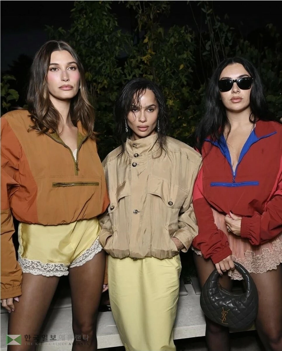 영국 엘르가 로제만 편집한 채 SNS에 게재한 사진. 맨 우측에 로제가 있었다.[영국 엘르 인스타그램. 재판매 및 DB 금지]사진은 현재 삭제됨