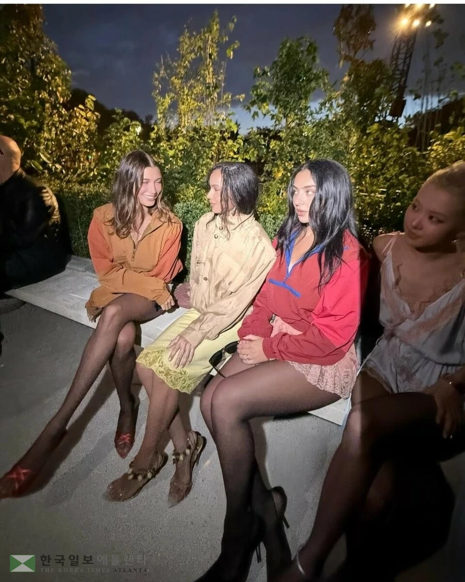 영국 팝스타 찰리 xcx 인스타그램에 올라온 행사 당시의 사진[찰리 xcx 인스타그램. 재판매 및 DB 금지]로제 부분만 어둡게 음영 처리가 돼 있어 논란이 일었다.