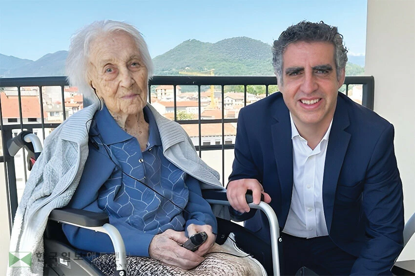 모레라 할머니가 지난 2023년 마넬 에스텔러 교수와 함께 한 모습.
<University of Barcelona/Josep Carreras Institute>