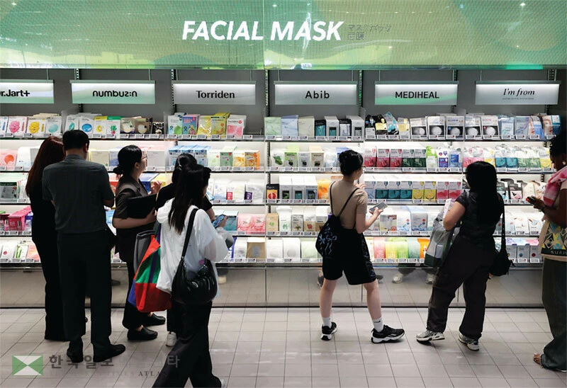  서울의 한 화장품 매장에서 외국인들이 화장품을 고르고 있다. [연합]