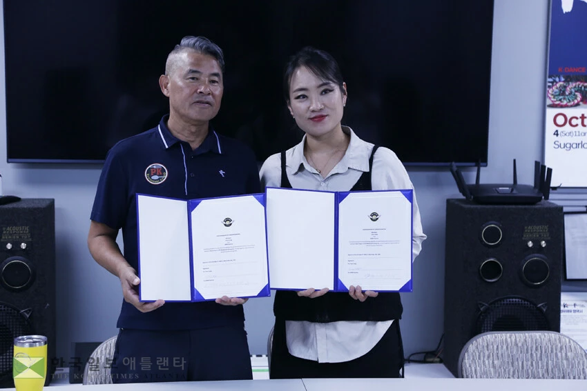 3일 WNB 팩토리 트로이 표 공동대표와 정지선 셰프가 메뉴 및 소스 개발 공공협약서를 체결하고 기념사진을 찍고 있다.