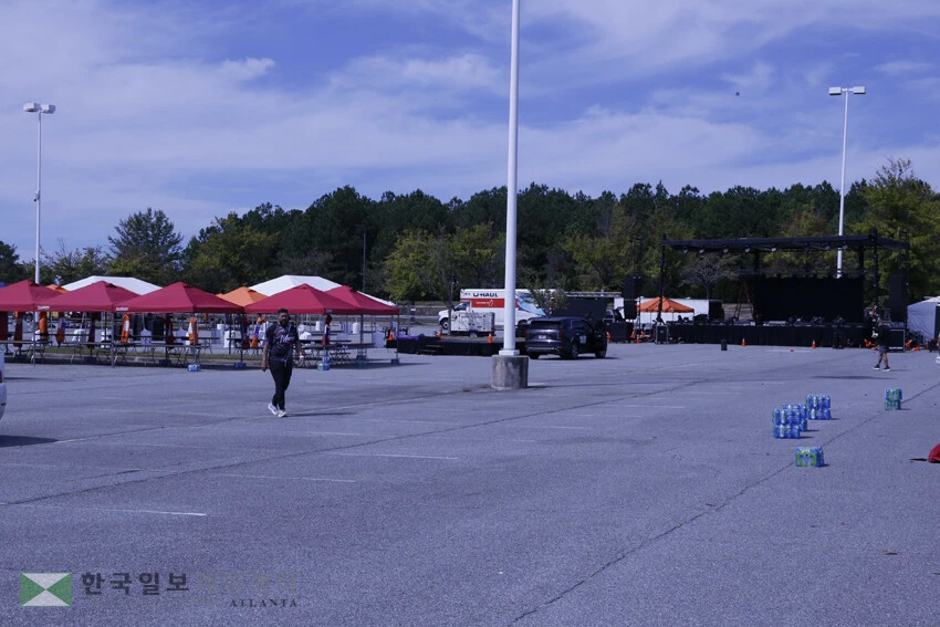 2025 코리안 페스티벌이 열리는 슈가로프 밀스 주차장에는 3일 막바지 설치작업이 진행되고 있다.