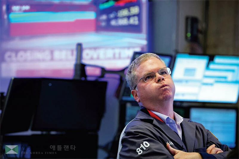  인공지능 투자 열풍이 ‘거품’일 수 있다는 경고가 나오고 있다. 만약 이 거품이 꺼질 경우, 미국 경제 전반에 타격이 불가피하다는 우려도 동시에 제기된다. [로이터]