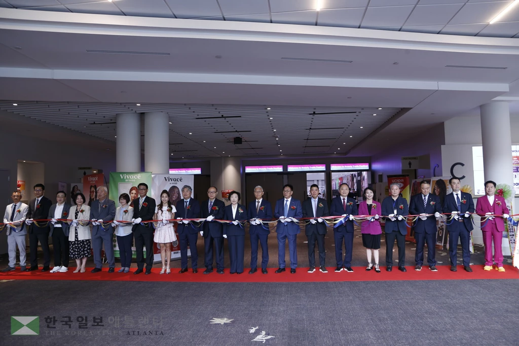 5일 개스사우스 컨벤션센터에서 열린 제8회 미주조지아 뷰티 트레이드 페스티벌에서 주요 귀빈들이 개막 리본 커팅을 하고 있다.