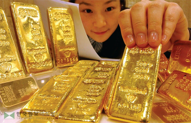  금값이 안전자산 선호 속에 7일 마침내 4,000달러를 돌파했다. 한국 보석상에 전시된 금 제품들. [연합]