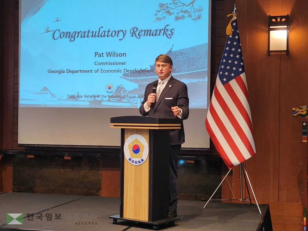 팻 윌슨 조지아주 경제개발부 장관이 8일 주 애틀랜타 총영사관 주최 개천절 기념행사에 참석해 한국 기업의 조지아 투자에 감사하는 연설을 하고 있다. (연합뉴스)