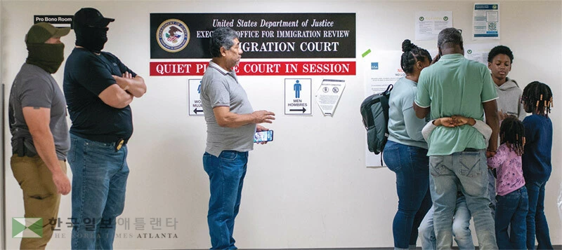  뉴욕 맨해튼의 이민법원에서 지난 7일 복면을 한 연방 이민단속 요원들이 추방재판에 출두한 이민자들을 체포하기 위해 대기하고 있다. [로이터]