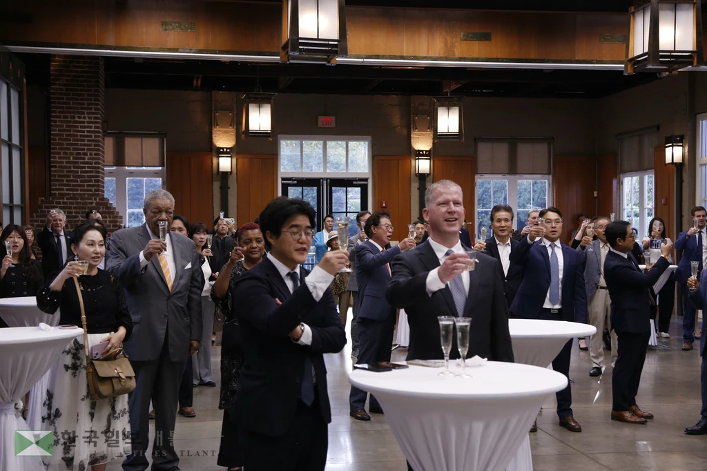 애틀랜타 총영사관 주최 개천절 행사 참석자들이 김대환 총영사 직무대리의 건배사 제의에 따라 건배를 하고 있다.