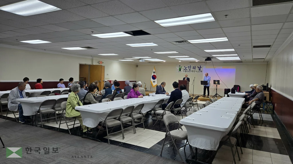 9일 열린 노인의 날 행사에서 채경석 노인회장이 인사말을 하고 있다.