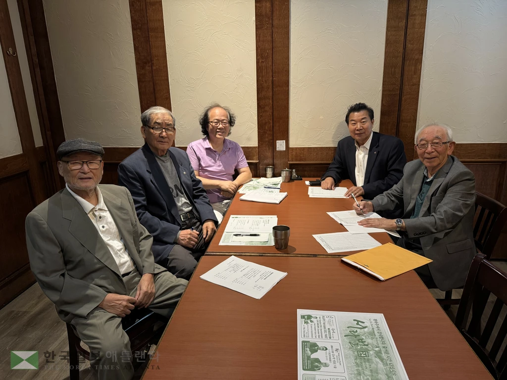 애틀랜타문학회 심사위원들이 9일 오전 심사를 위해 모여 있다.